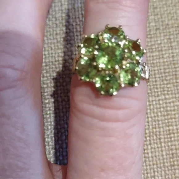 Peridot ring set in 10kt yellow gold - Picture 3 of 12